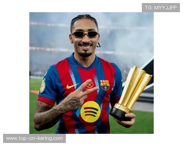 巴萨铲断转瞬反击，拉菲尼亚一脚抽射入网